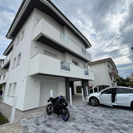 Villa Borghesi Suites Fronte Mare Rimini Exterior photo